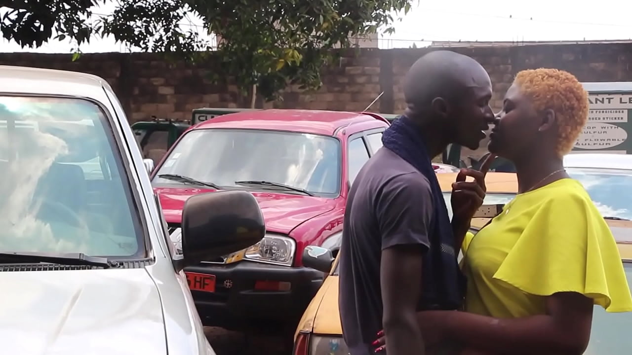 Le mécanicien baise son client sur le capo du véhicule pendant la panne, une longue bite qui gicle ce cul sur le véhicule public au garage avec d'autres clients BLAR