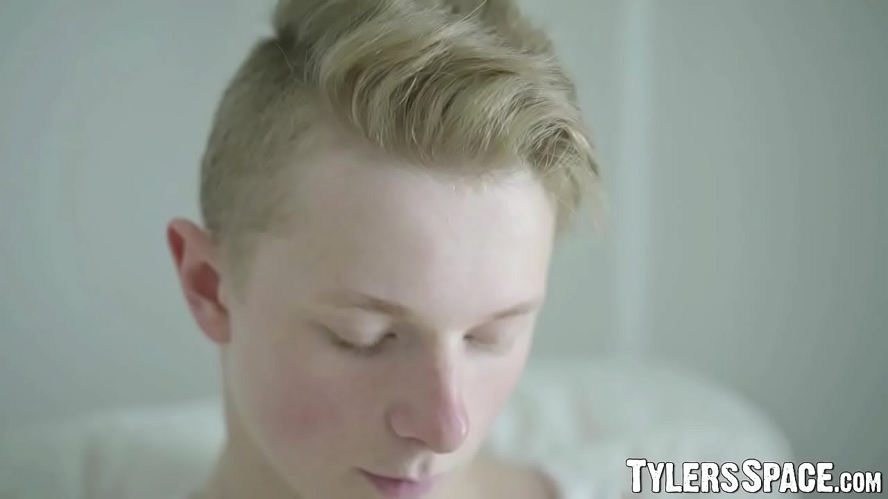 Solo twink jerks off his big dick