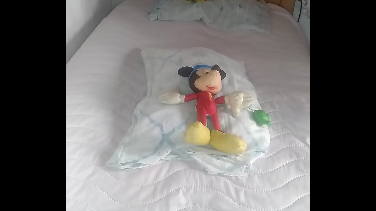 frotandose con la almohada, gimiendo  en voz alta