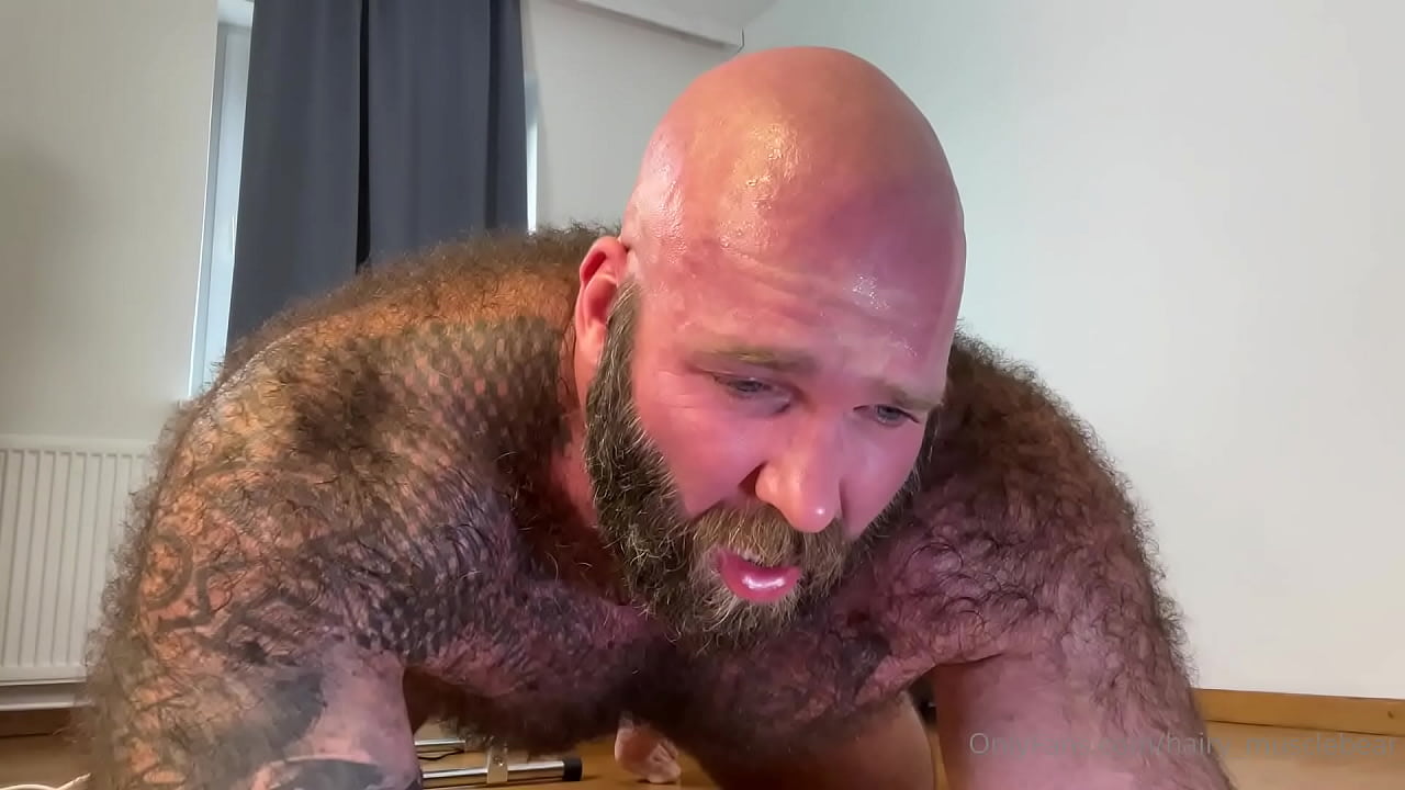 Hairy Musclebear penetrates himself with dildo