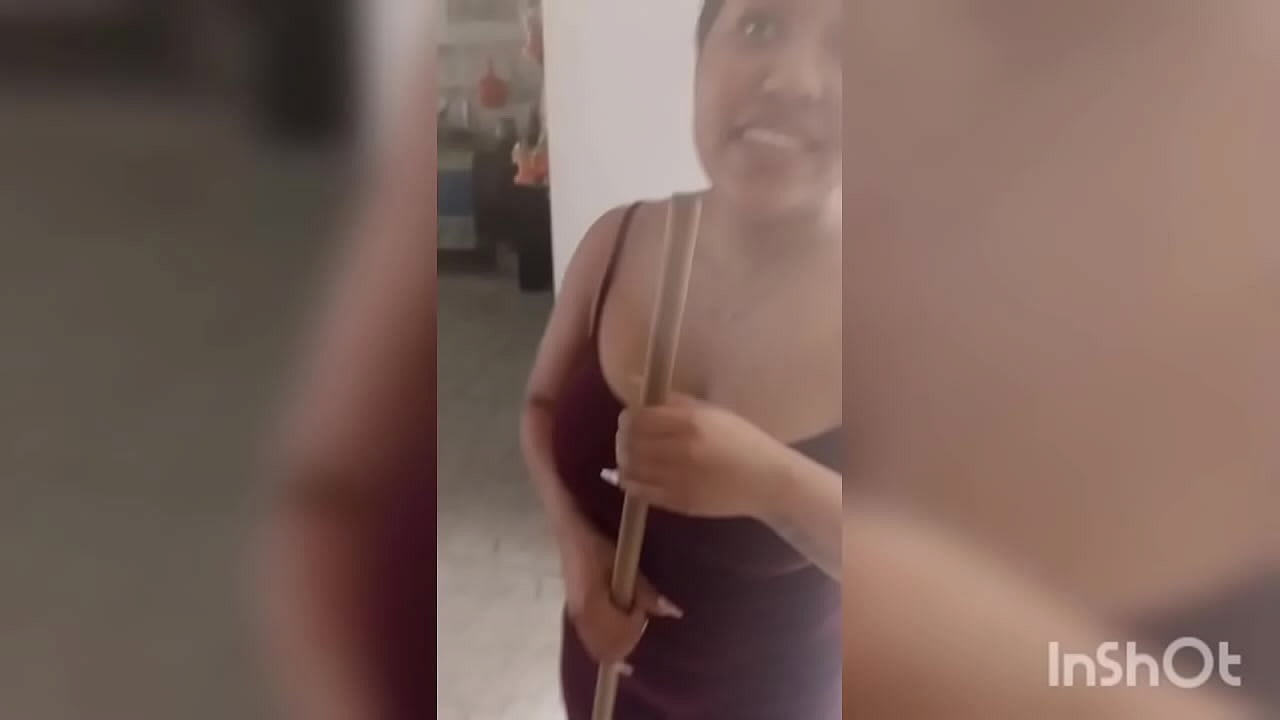 Keilimar limpiando la casa de su suegra para poder follar con su novio luego