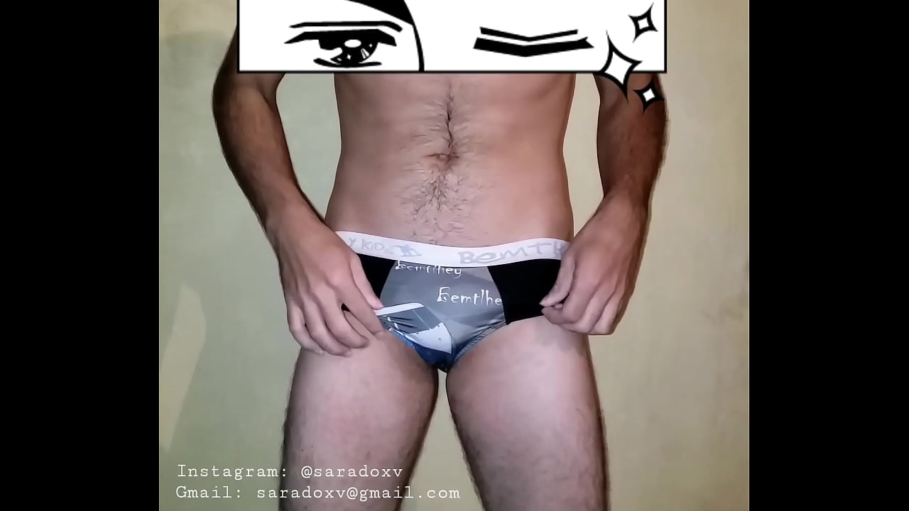 Mostrando o volume na cueca bem delicioso