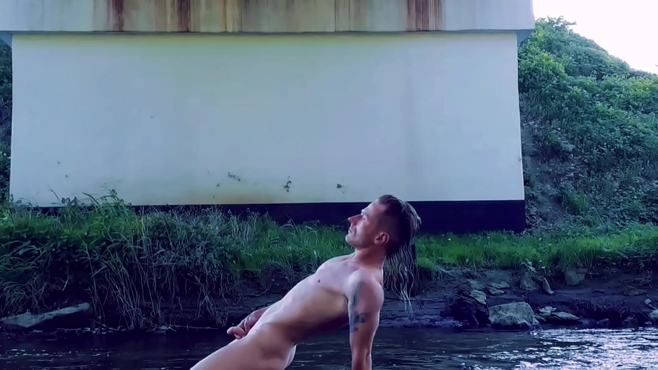 Nude bathing in slowmotion