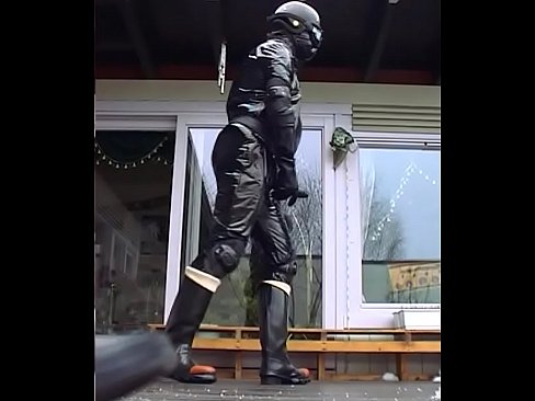 Roxina2003RubberOxOutdoor230103XXL.WMV