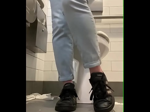 Watch sexy girl in the restroom