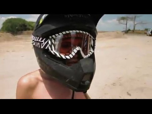 Badass: Duas Gatas fazendo Motocross Nuas