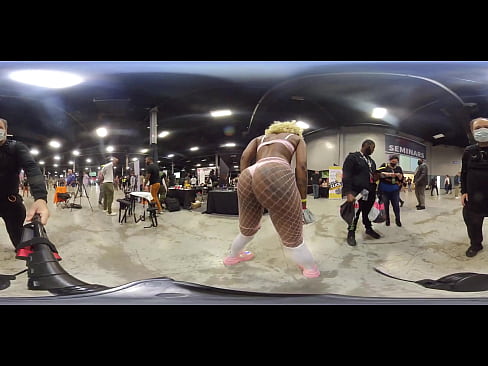webcam girl jiggles boobs and booty at convention