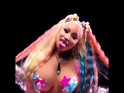 Nicky Minaj mostrando las tetas en público