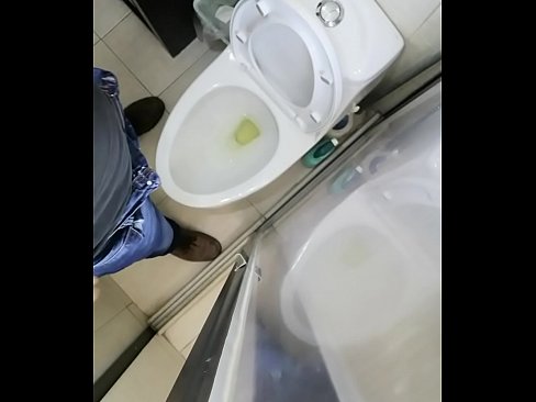 Caliente en el baño del trabajo