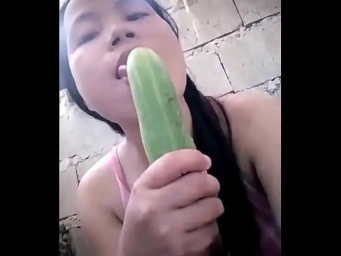 Angie usa un pepino Filipina