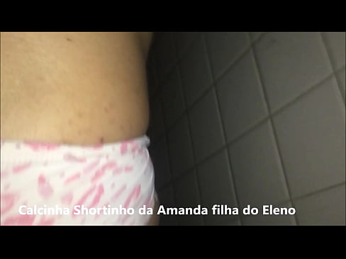 Eu usando a calcinha da filha de um cliente peguei do banheiro essa calcinha