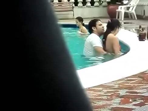 Gordinho metendo na piscina - Colombian Couple Caught Having Sex In A Public Poo