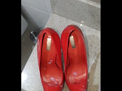 Sapato vermelho schutz gozado