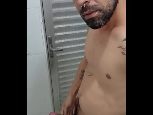 De pau duro no vestiário