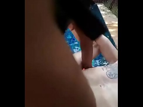 cerca de la piscina me coge lindo