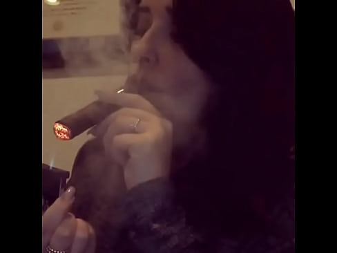 mulher do instagram fumando charuto