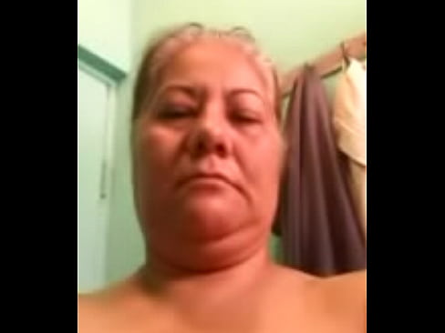 Abuela se graba en el baño