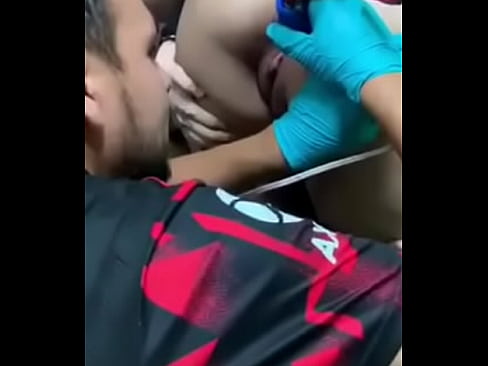 Doloroso tatuaje anal