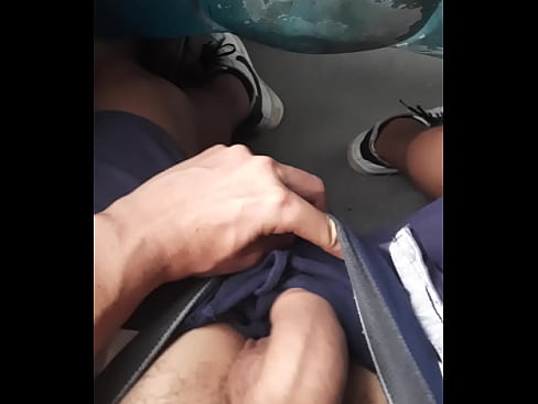 Joven muestra su pito en el transporte  publico