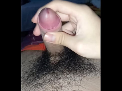 Joven se masturba su pene