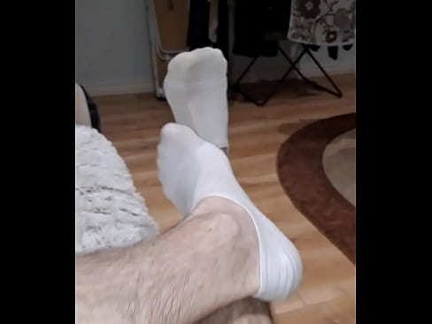 WHITE ANKLE  WEARING TO BE STINKY AND SWEATY