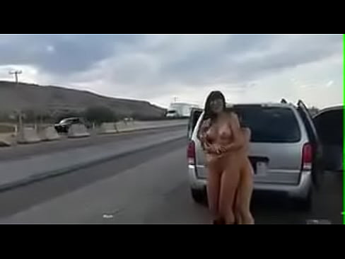putitas mexicanas exhibiendose en carretera