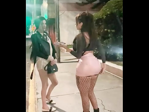 CHICAS TRANS MOSTRANDO SU DELICIOSO CUERPO EN LA CALLE