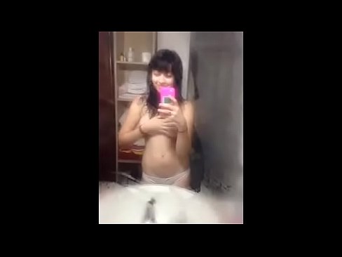 Española de 20 años con perforaciones se masturba. Descripción: Instagram
