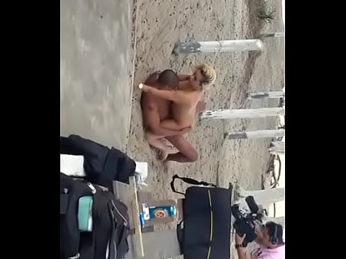Safada em público gravando porno