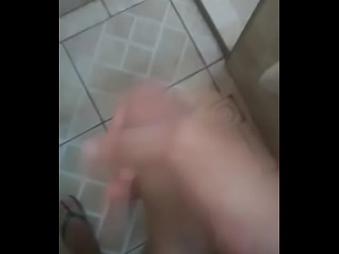 Teen dotado batendo uma no banheiro.