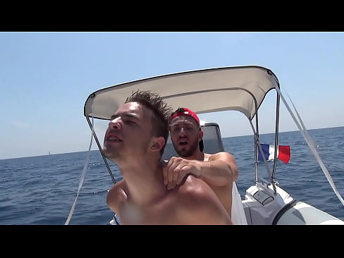 Kevin Ass baisé comme une salope sur un bateau en mer par la bite juteuse de Mathieu Ferhati