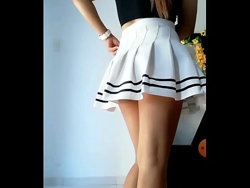 Hermosa chica en mini falda