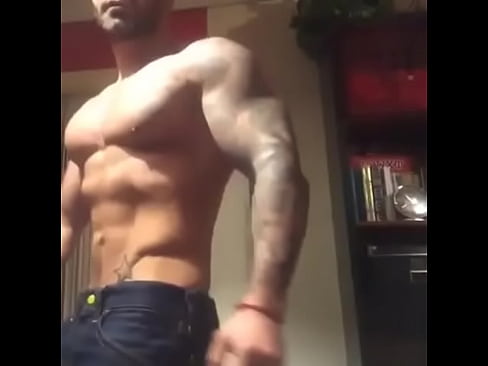 Hombre sexy con barba bailando sensualmente