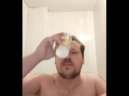 Русский парень попробовал на вкус свежую горячую сперму и теперь не хочет никакой другой еды кроме кончи!