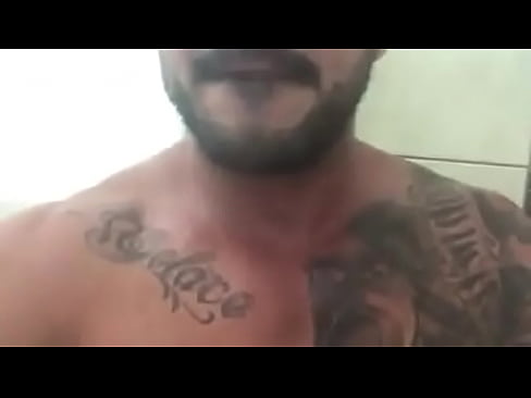 safadinho batendo  uma gostoso tatuado