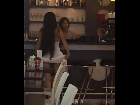 maraca le gusta mostrar el culo en público en un restaurante