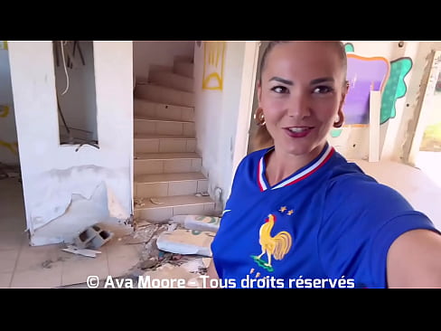 Une Supportrice française branle et suce des mecs dans un lieu abandonné pour le lancement de l'Euro 2024. Ils giclent tous sur son visage! GROSSE FACIALE