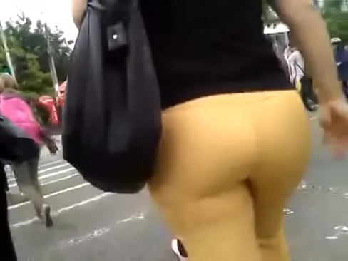 culona pantalon amarillo embarrado