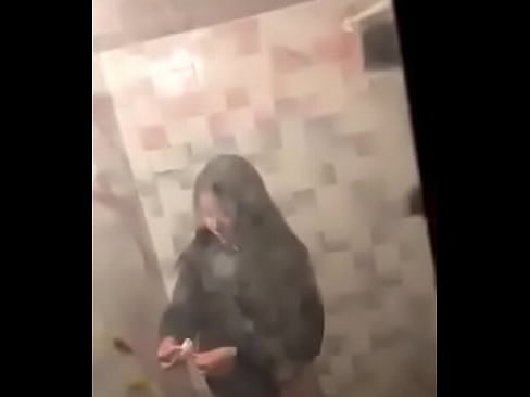 Mi prima en el baño