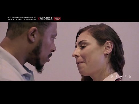 Emme White: Interracial entre negão do pau grande e branquela madura