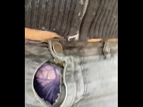 Balade en string SHEIN dans la zone commerciale et perd son pantalon révélant son sexe