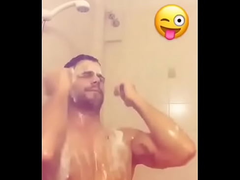 Lucas Velasco en la ducha