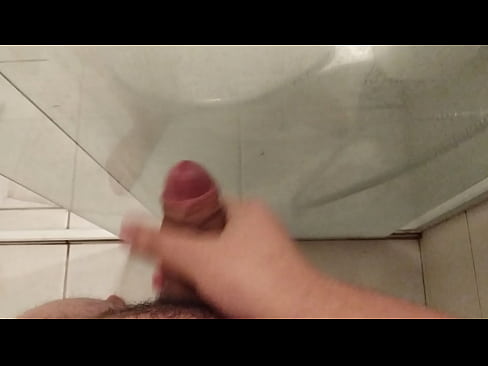 Novinho esporrando no banho