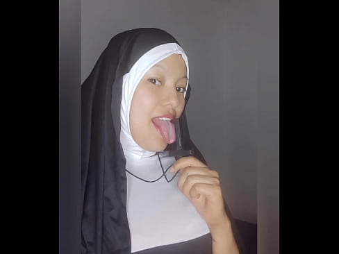 SOR RITA CALIENTE SE MASTURBA CON SU GRAN DILDO HASTA CHORREAR POR EL COÑO