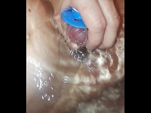 Amusement de ce jeune dans son bain avec ses sucettes