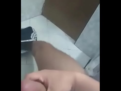 Masturbándome en el baño mucho semen