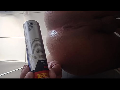 novinho colocando desodorante no cu