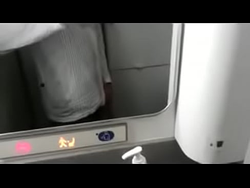 Dumarvix em 23 de abril de 2014 no avião deu aquela vontade de dar uma mijada e lá vai ele pro banheiro, veja você mesmo. Foi um vídeo rápido porque eu não estou acostumado na época a gravar vídeo, ac