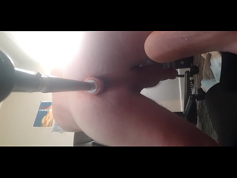 Trying my fuckmachine on full with my big dildo