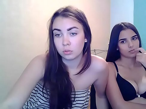 Deux brune lesbienne magnifique en Caméra